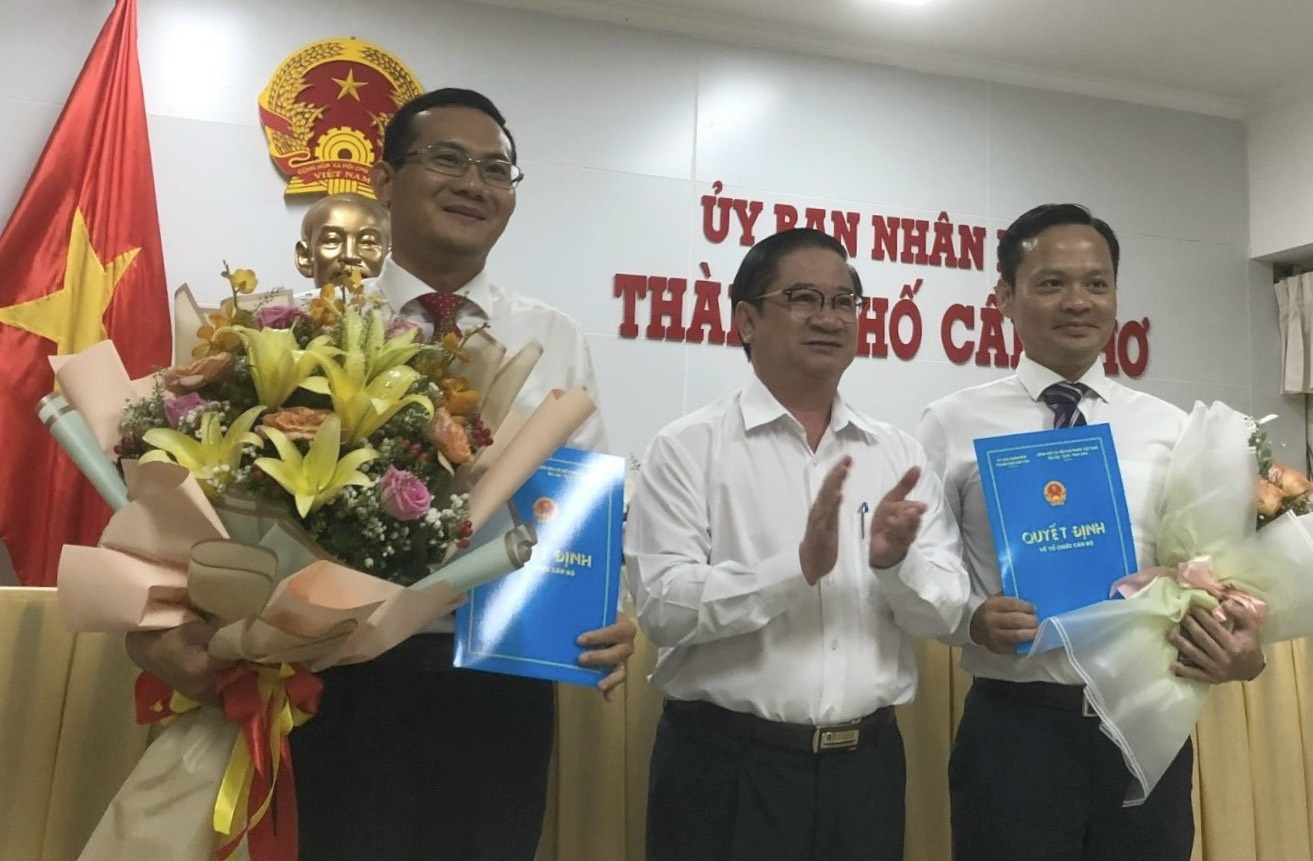 Trao quyet dinh bo nhiem con trai cuu Bo truong Bo Y te hinh anh