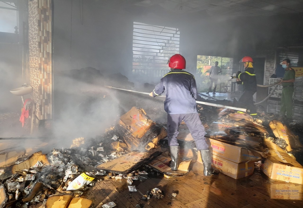 Chay tiem banh pia o Vinh Long, thiet hai tien ty hinh anh