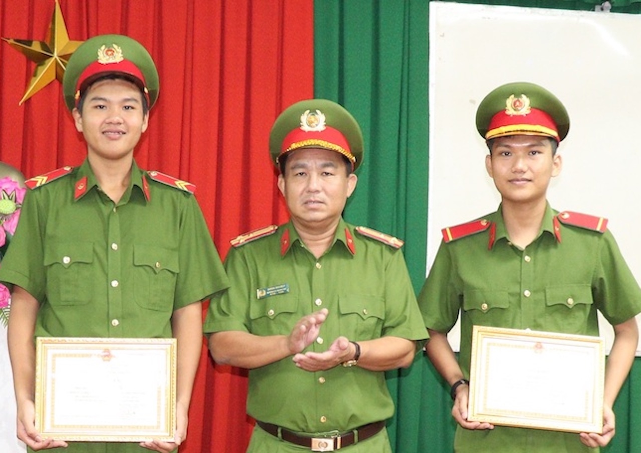 Khen thuong 2 cong an tra lai 350 trieu dong hinh anh