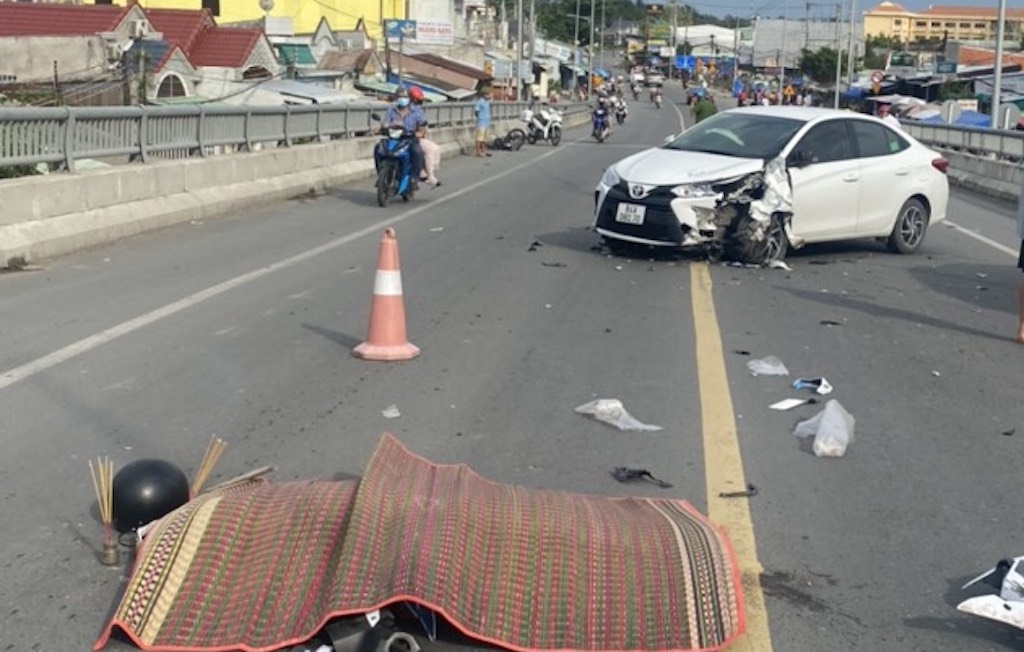 Nam thanh nien tu vong sau cu tong truc dien voi oto 4 cho hinh anh