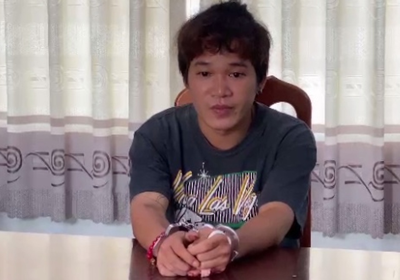 Me dan con trai ra dau thu sau cai chet cua cha duong hinh anh