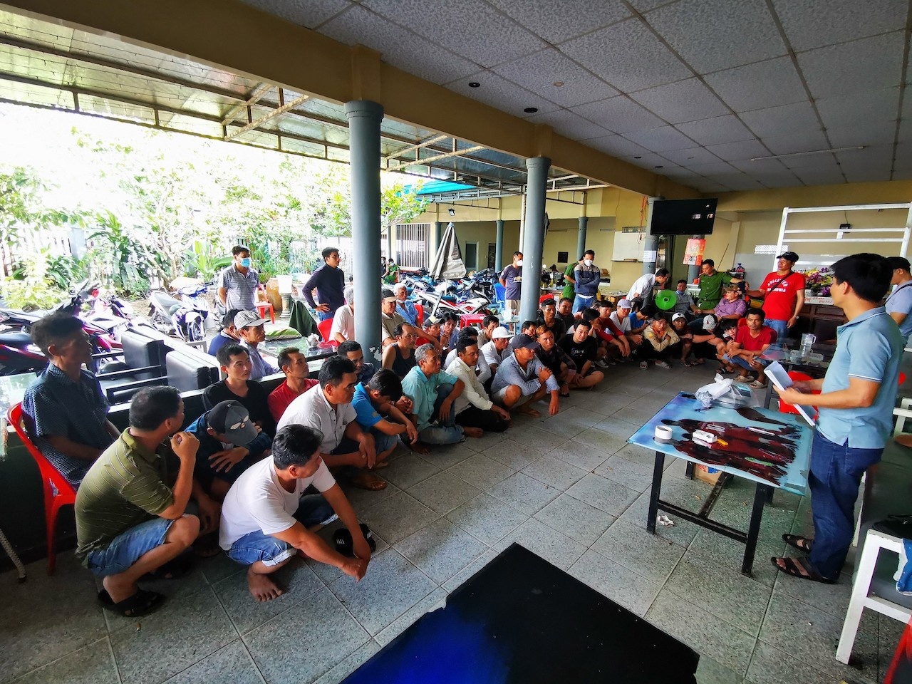 Hang chuc nguoi danh bac trong quan ca phe hinh anh