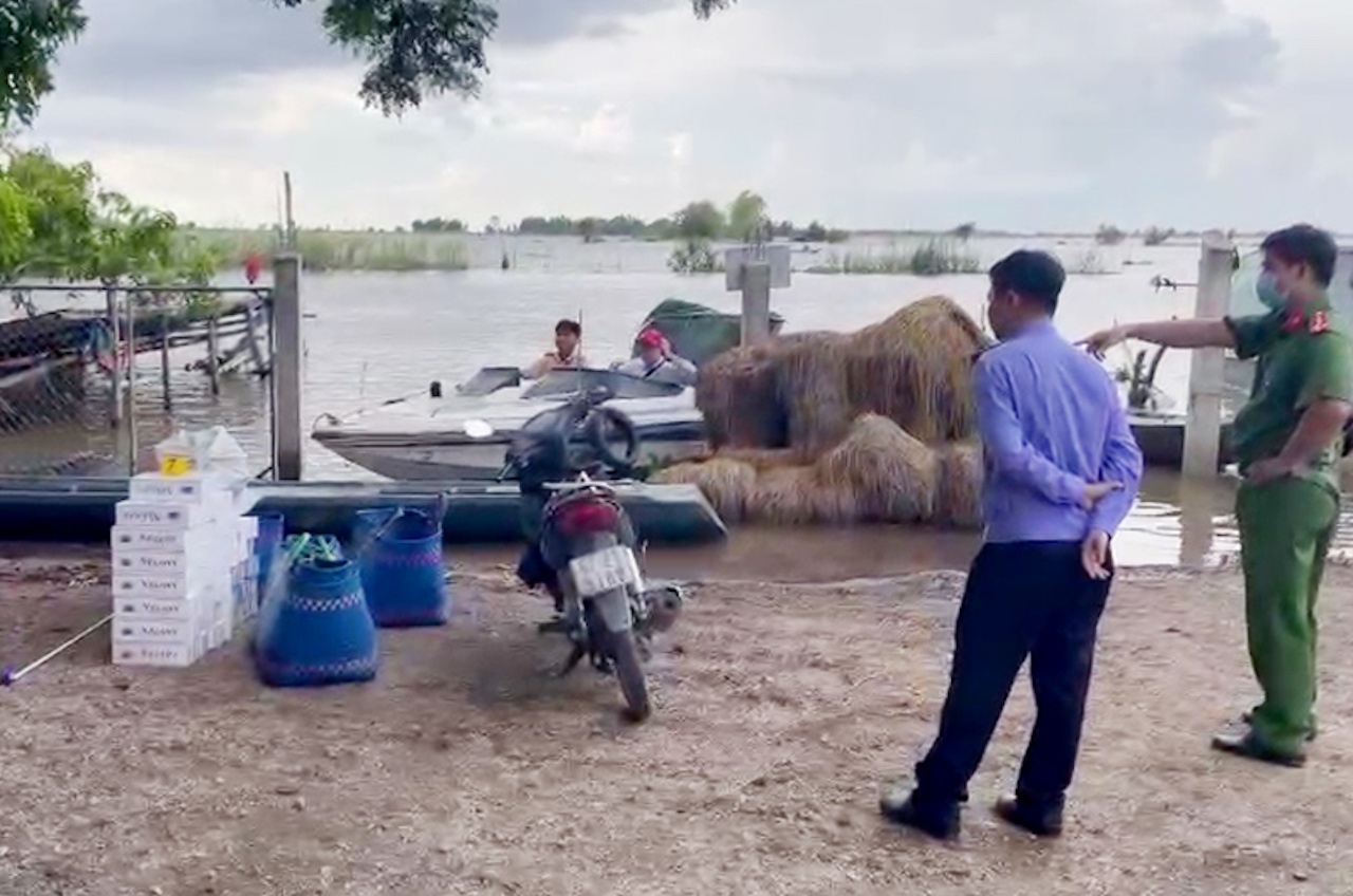 Nhan chim xuong cho thuoc la lau khi thay canh sat hinh anh