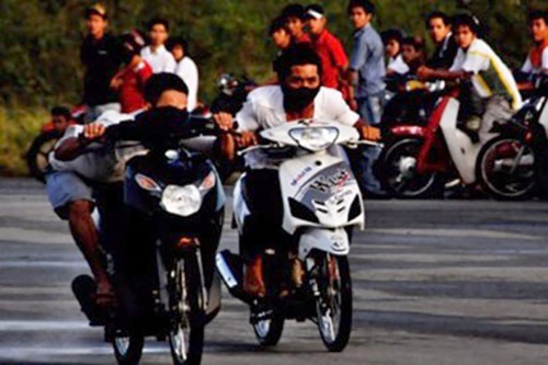 ​Canh sat chan bat nhom dua xe trai phep hinh anh