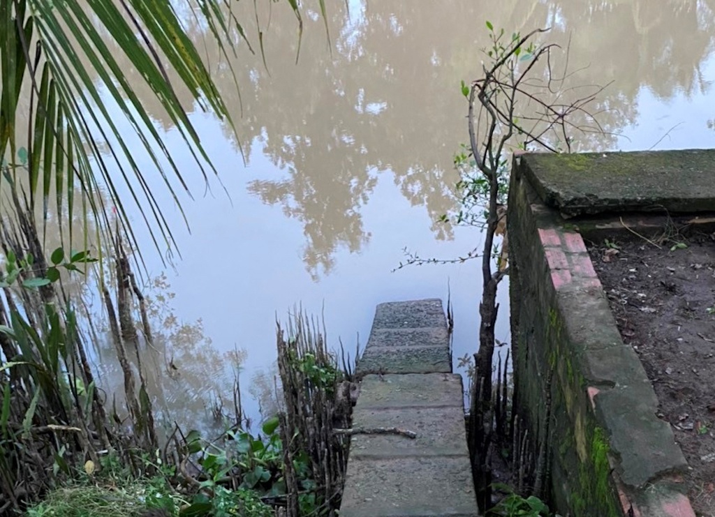 Hai be trai 5 tuoi duoi nuoc tu vong hinh anh