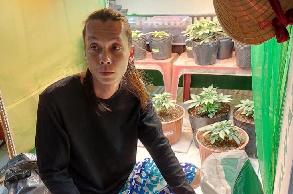 Nguoi dan ong tu trong can sa trong nha hinh anh