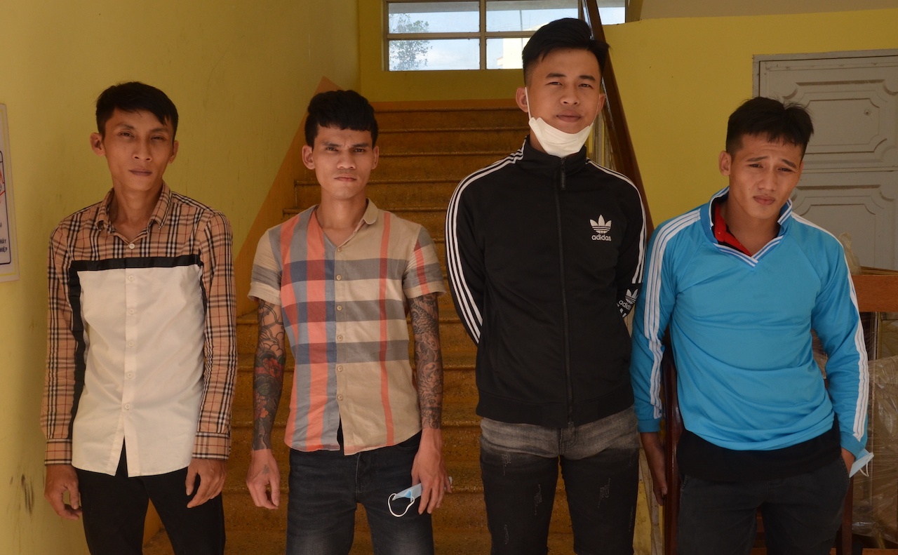 Nhom thanh nien bi bat o TP.HCM sau khi trom tien, vang tai Dong Thap hinh anh