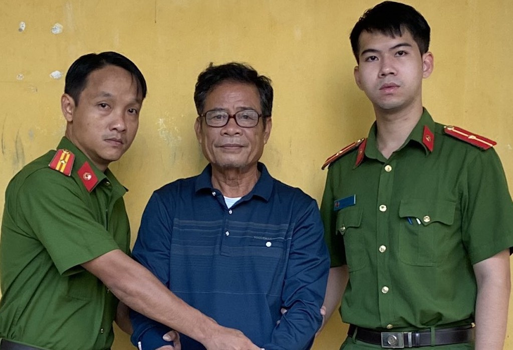 Nguoi dan ong bi bat sau 30 nam tron truy na hinh anh