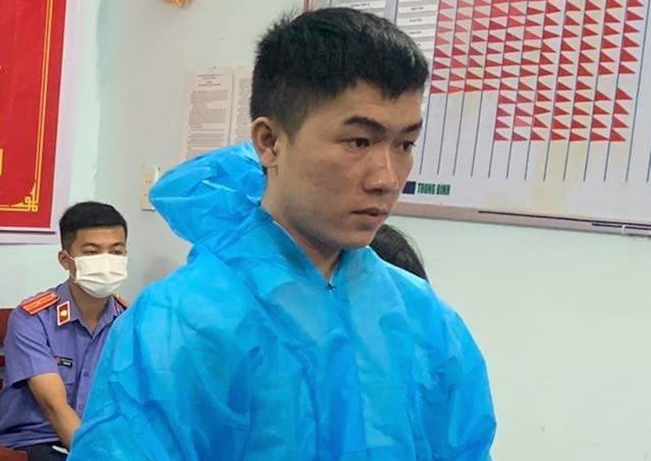 Trom tien cua ba ngoai de mua iPhone tang ban gai hinh anh