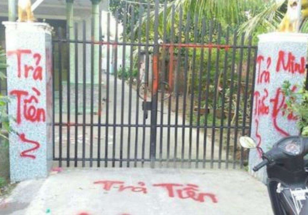 Nem mam tom, trung vit thoi vao nha nguoi no tien hinh anh