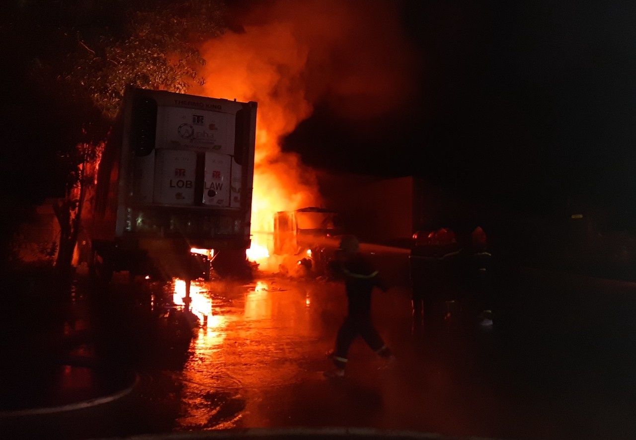 Chay 3 xe container, nhieu tieng no vang troi hinh anh