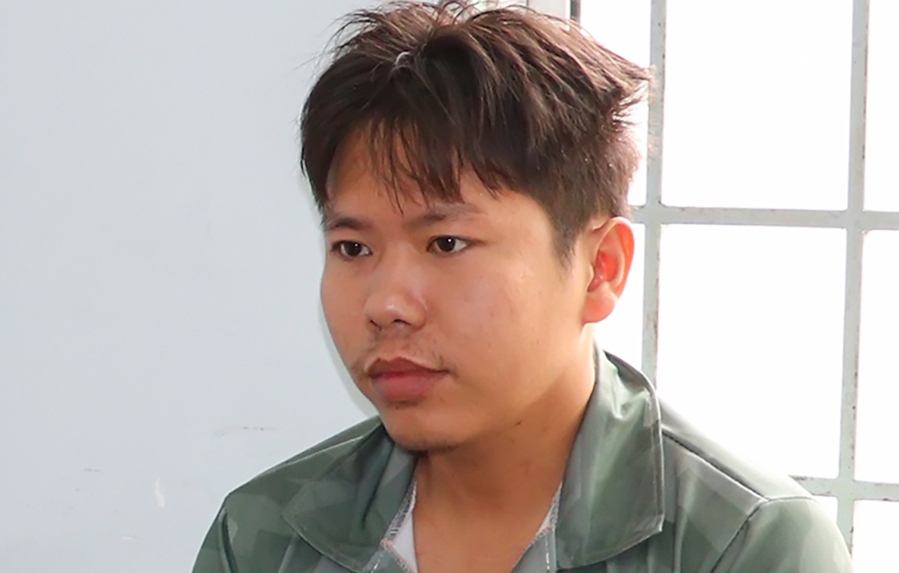 Nam cong nhan xong vao nha ve sinh hiep dam dong nghiep hinh anh