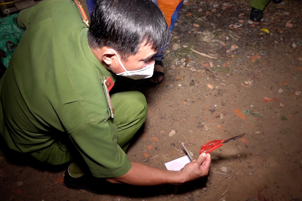 Ngan can em duoi chem me, anh trai bi dam tu vong hinh anh