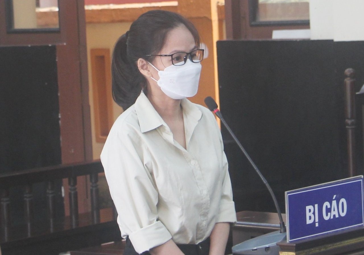 Chiem doat 19 ty dong, nu ke toan linh an 15 nam tu hinh anh