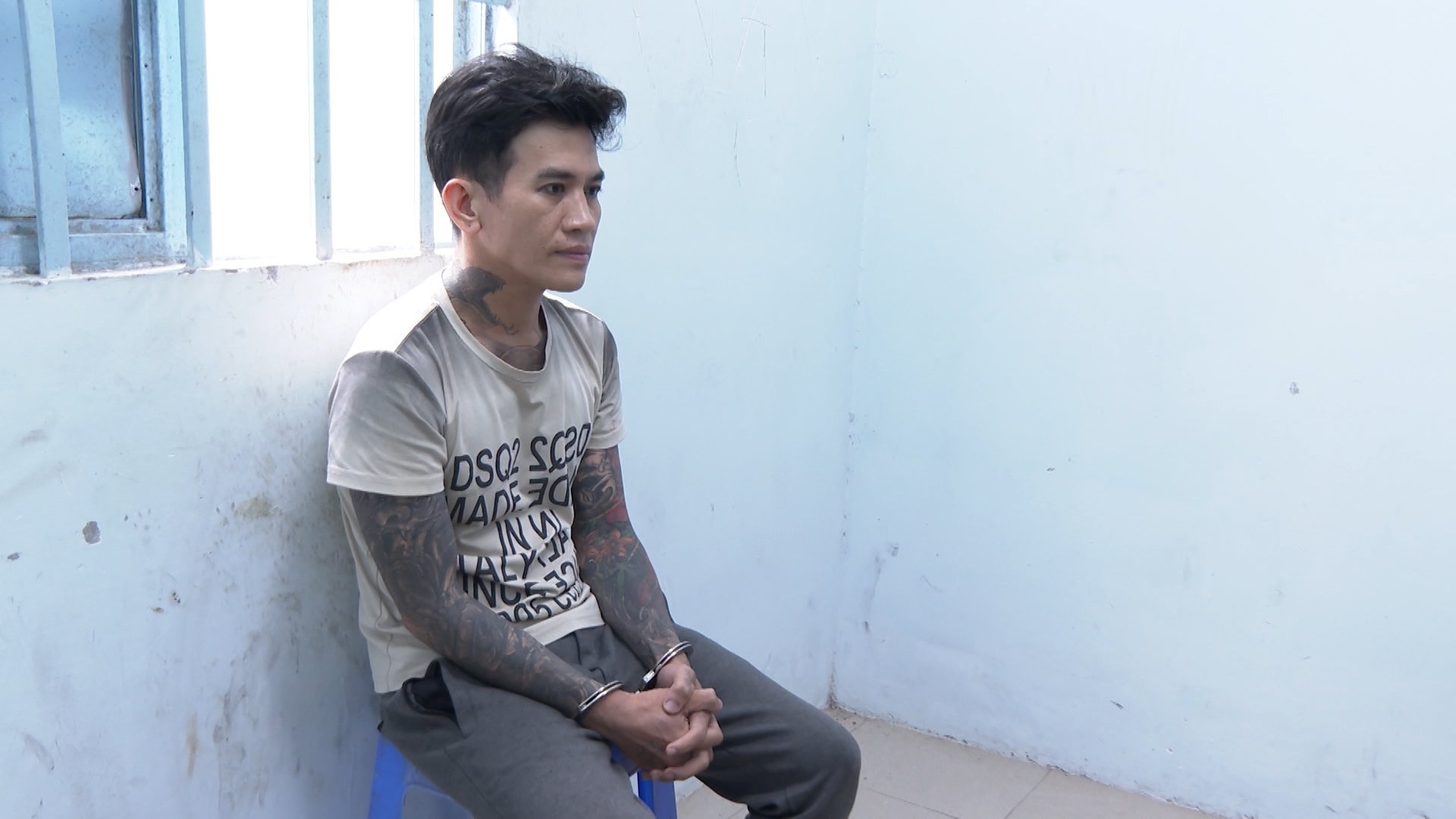 Nam thanh nien xam tro tang tru sung dan hinh anh