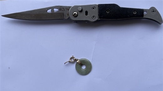 Ke dao vao co nguoi phu nu de cuop day chuyen hinh anh