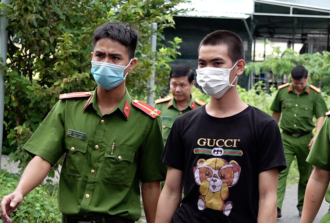 Giet ban nhau roi dung loi khai gia hinh anh