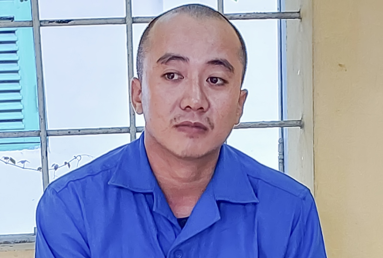 Nam thanh nien ke dao vao co phu nu de cuop day chuyen hinh anh