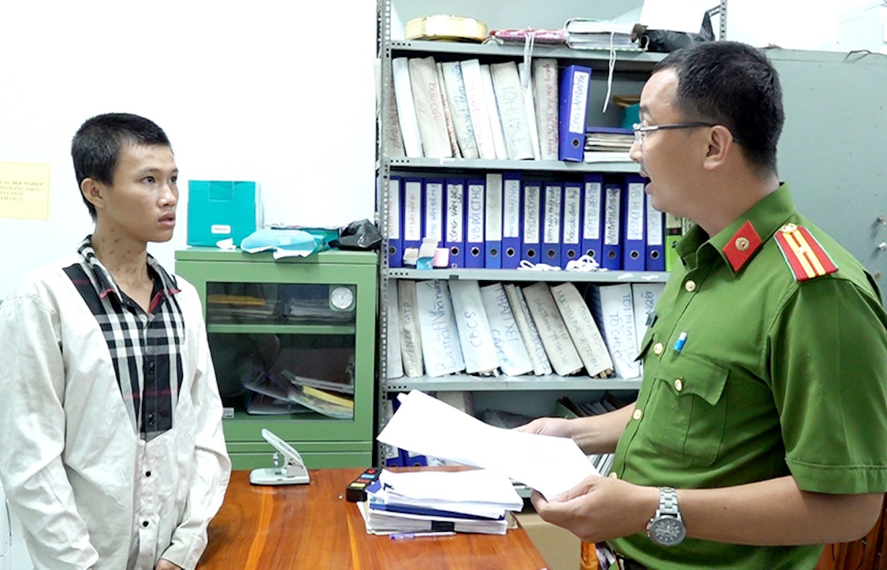 Nhom thanh nien dung dao cuop tai san cua hoc sinh hinh anh