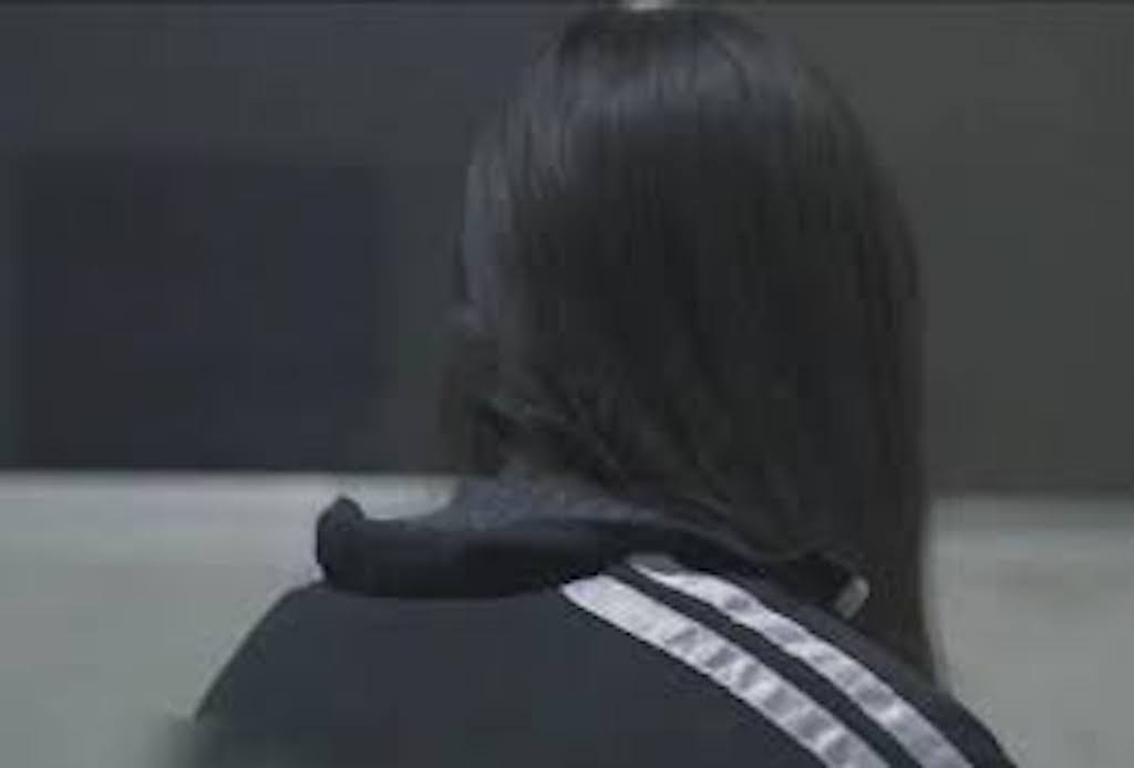 Thay giao nhan tin nhay cam voi cuu nu sinh hinh anh