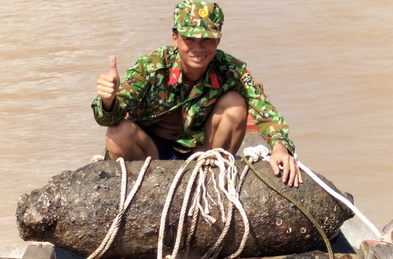 Phat hien qua bom nang tren 350 kg o vung bien Tra Vinh hinh anh