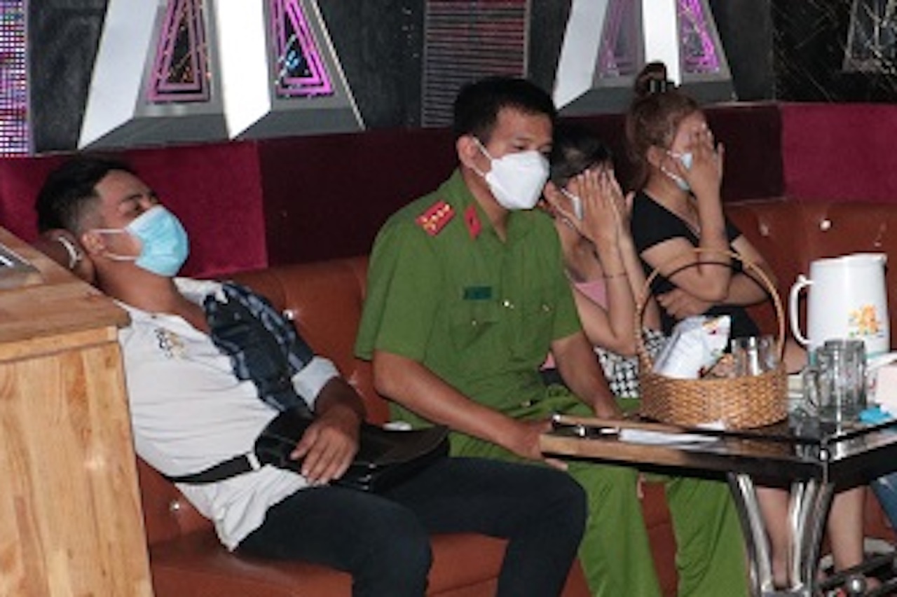 Nhom thanh nien bay lac trong phong VIP quan karaoke hinh anh