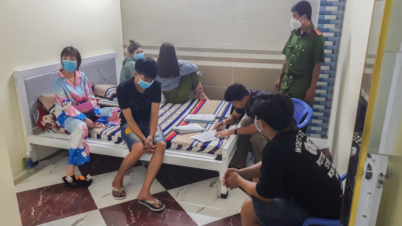 Nhom thanh nien bay lac trong can nha cho thue hinh anh