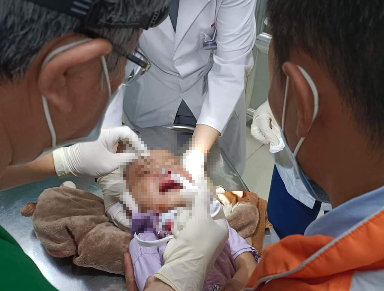 Dieu tra thong tin to canh sat giao thong danh nguoi dan hinh anh