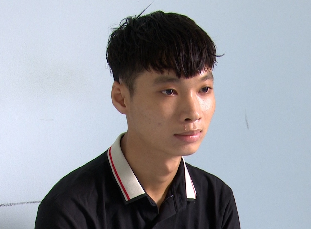 Con trai cam dao dam cha trong thuong hinh anh