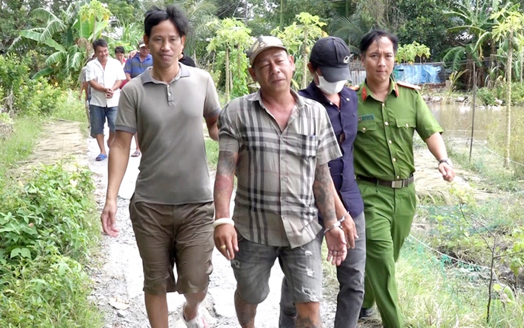 Hang chuc nguoi sat phat tai soi bac o giua canh dong ngap nuoc hinh anh