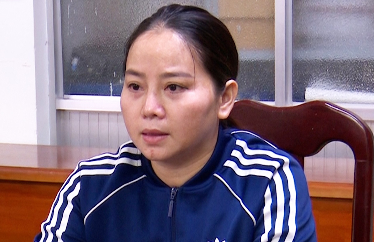 Bat giam nu giam doc buon lau nuoc giai khat hinh anh