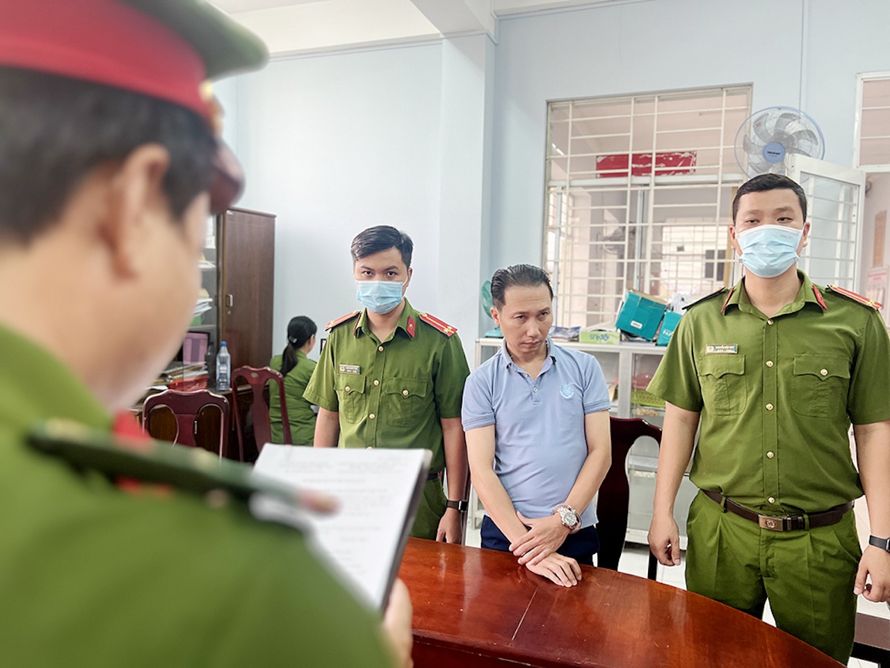 Bat giam doc su dung tai lieu gia de hanh nghe hinh anh