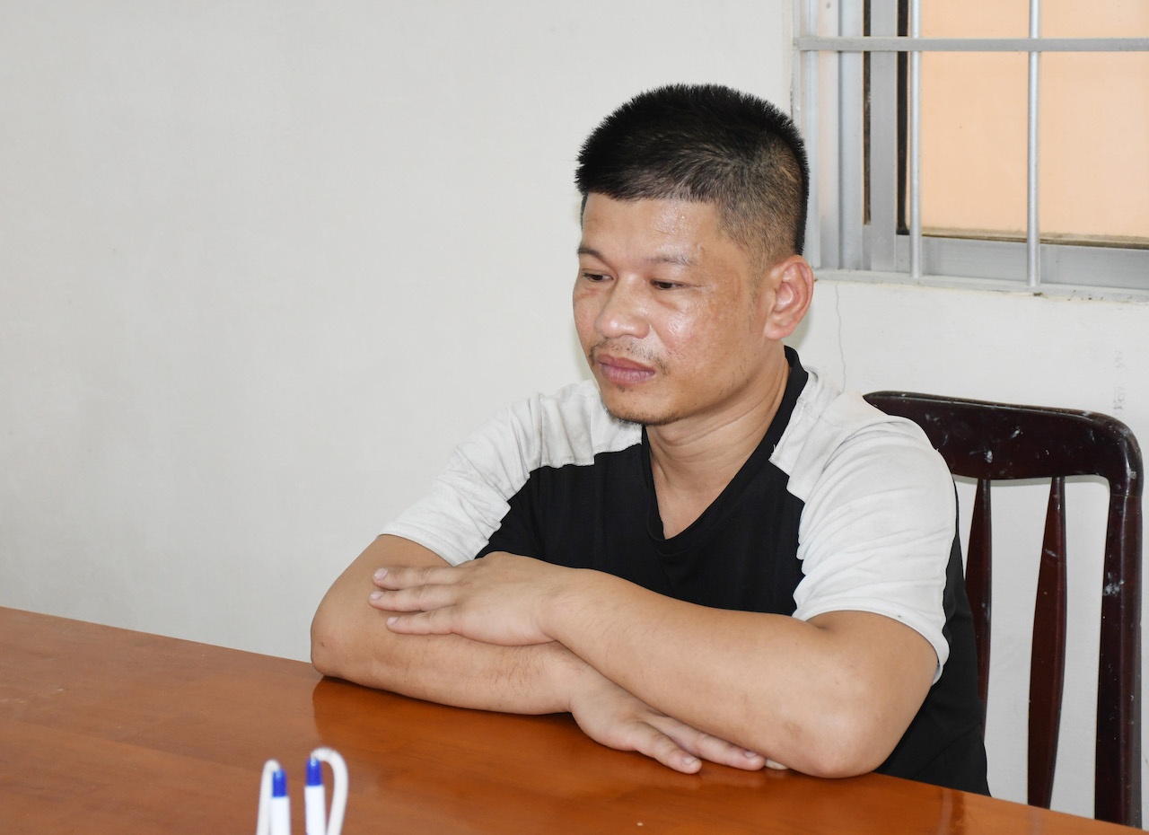 Tam giu nguoi dan ong chong doi CSGT hinh anh