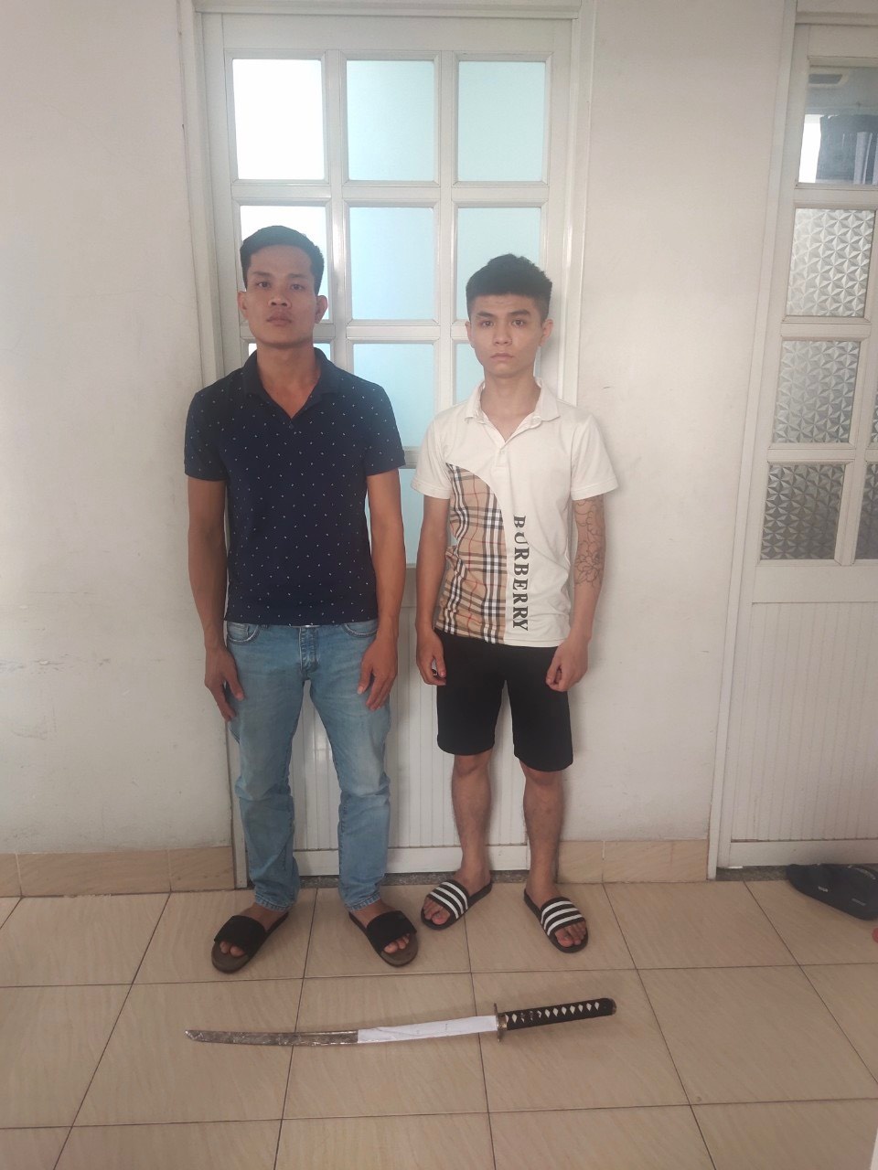 cầm dao rượt đuổi ảnh 1 cam dao ruot duoi anh 1