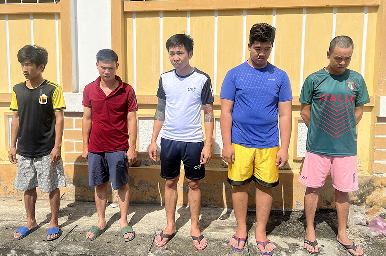 Nhom cong nhan trom 72 doi giay cua cong ty hinh anh