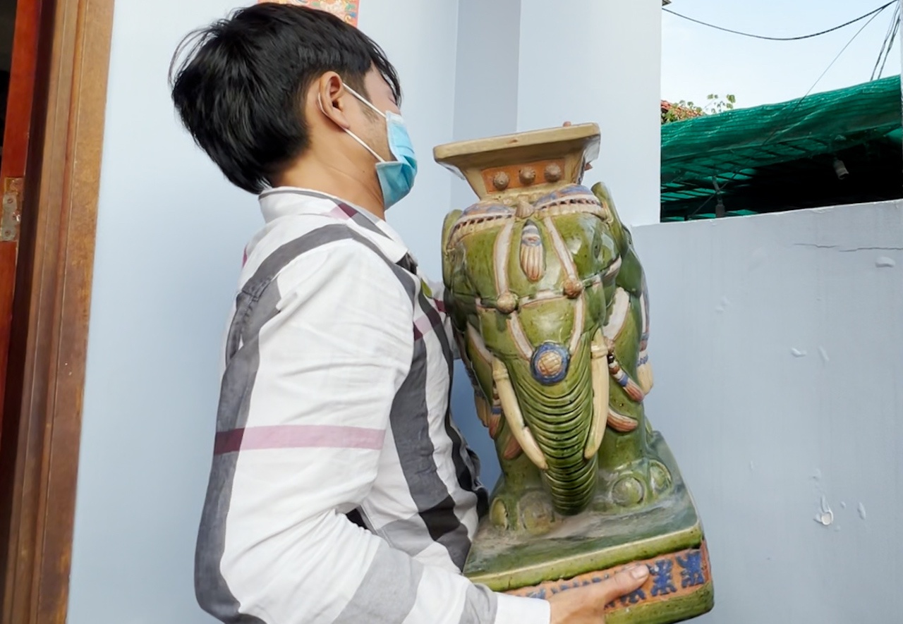 Truy xet ke trom cap gom su hinh voi hinh anh