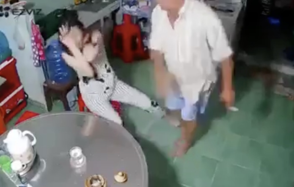 Thieu nu 17 tuoi bi cha danh dap hinh anh