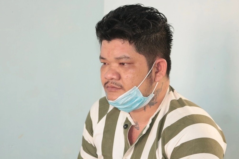 Khoi to nguoi dan ong mua ban vu khi quan dung hinh anh