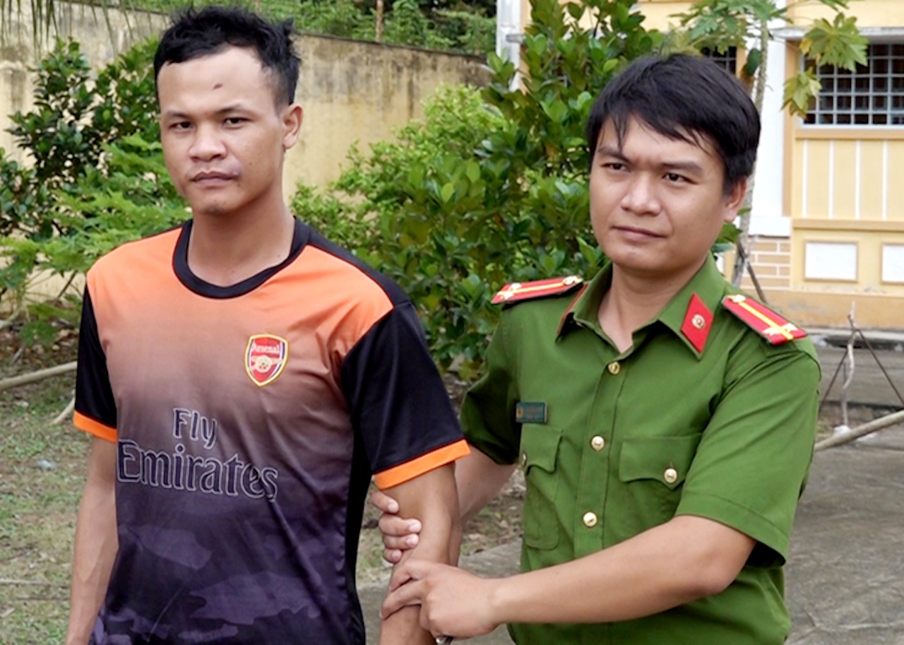 Bat nhom nghi pham cuop dien thoai cua be gai 5 tuoi hinh anh