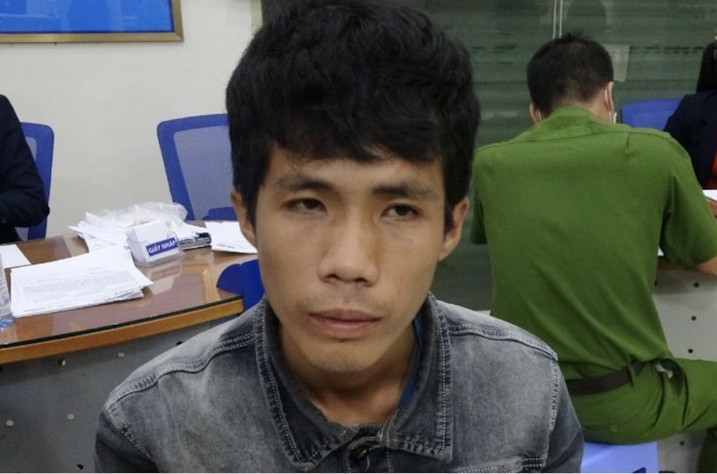 Cuop cam sung va bom gia xong vao ngan hang Sacombank hinh anh