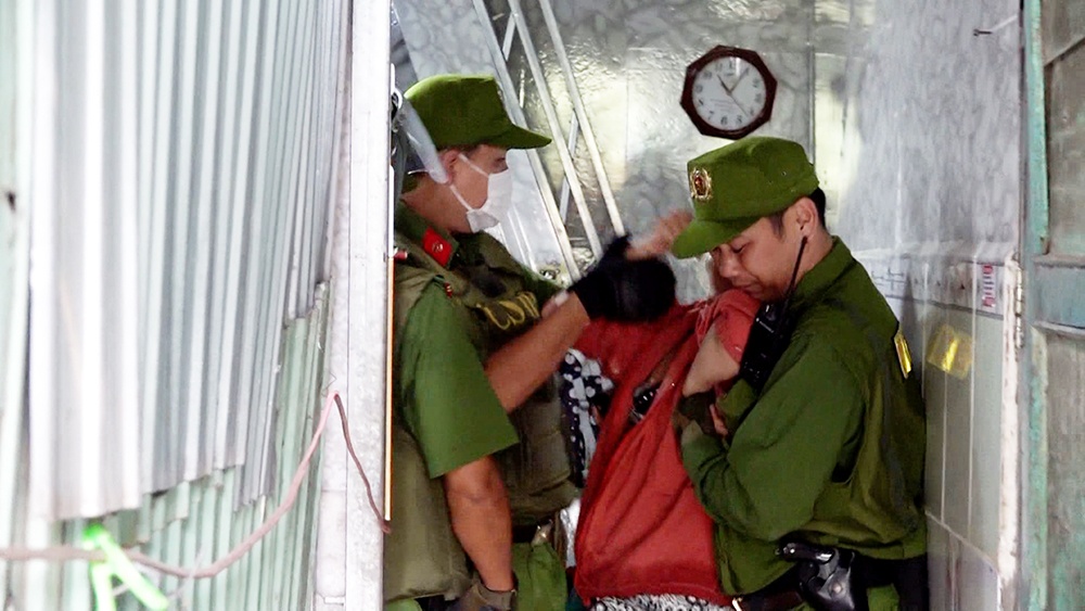 Canh sat giai cuu nguoi phu nu cam keo doi tu sat hinh anh