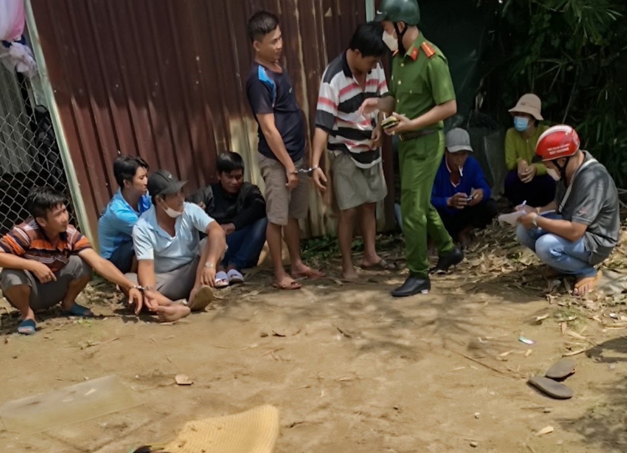 Canh sat triet xoa nhieu soi bac o Vinh Long hinh anh