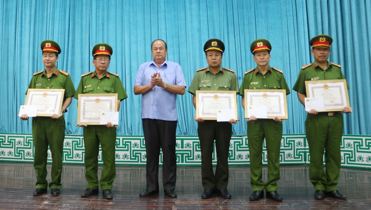 Khen thuong cac don vi pha nhanh vu an mang o An Giang hinh anh