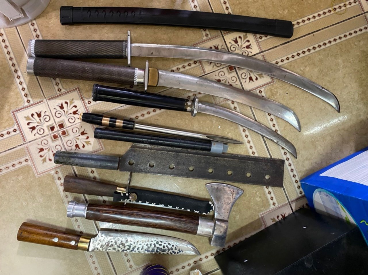 Canh sat bat 2 vu ma tuy, thu giu nhieu hung khi nguy hiem hinh anh