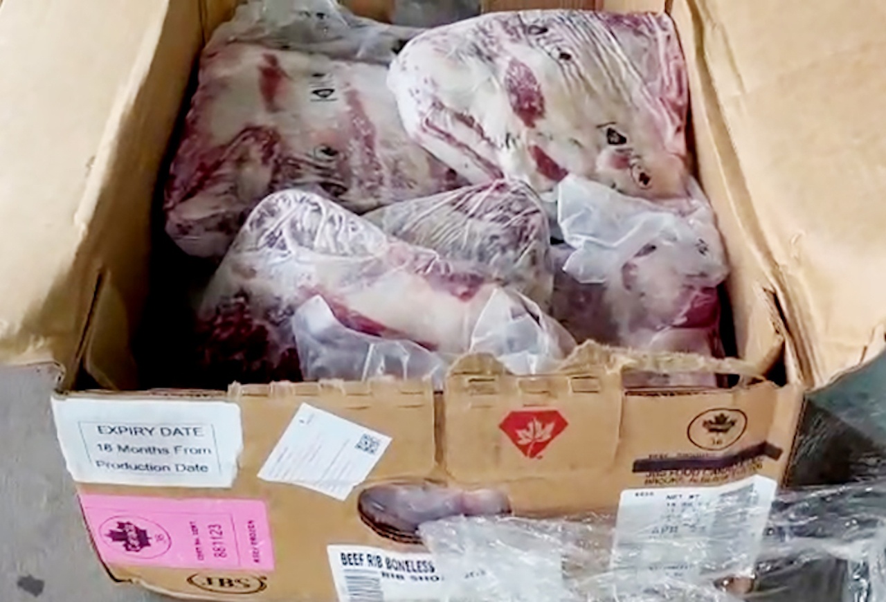 Canh sat bat xe tai cho 8 tan thit bo, thit trau nghi nhap lau hinh anh