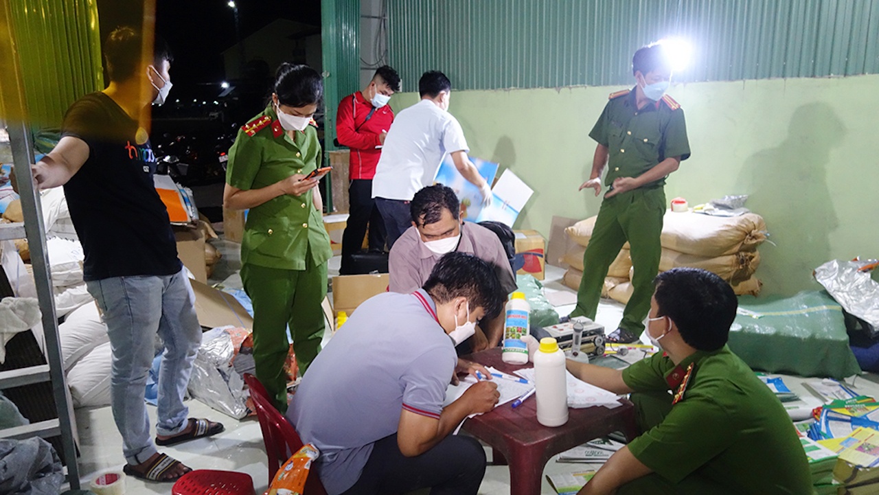 Cong an An Giang bat giu 2 nguoi san xuat thuoc bao ve thuc vat gia hinh anh