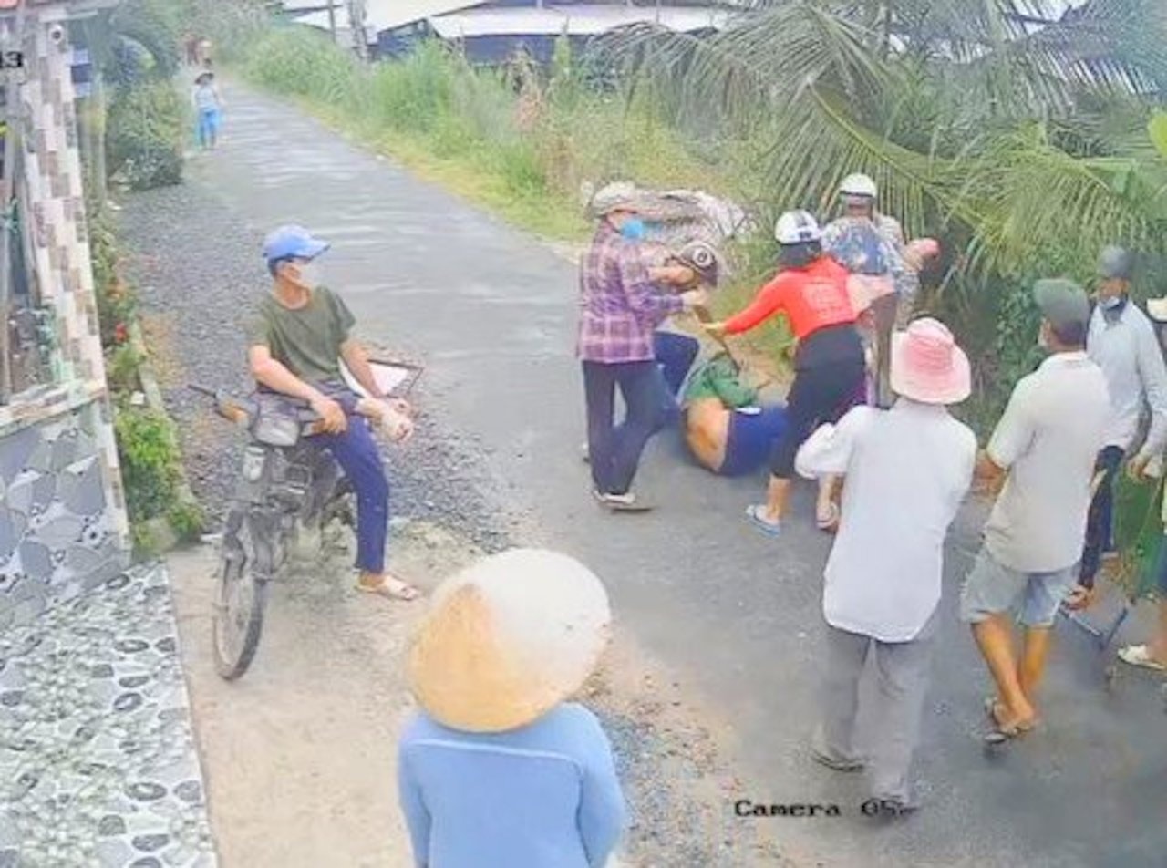 Hoan phien toa vi ca 4 bi cao deu vang mat hinh anh