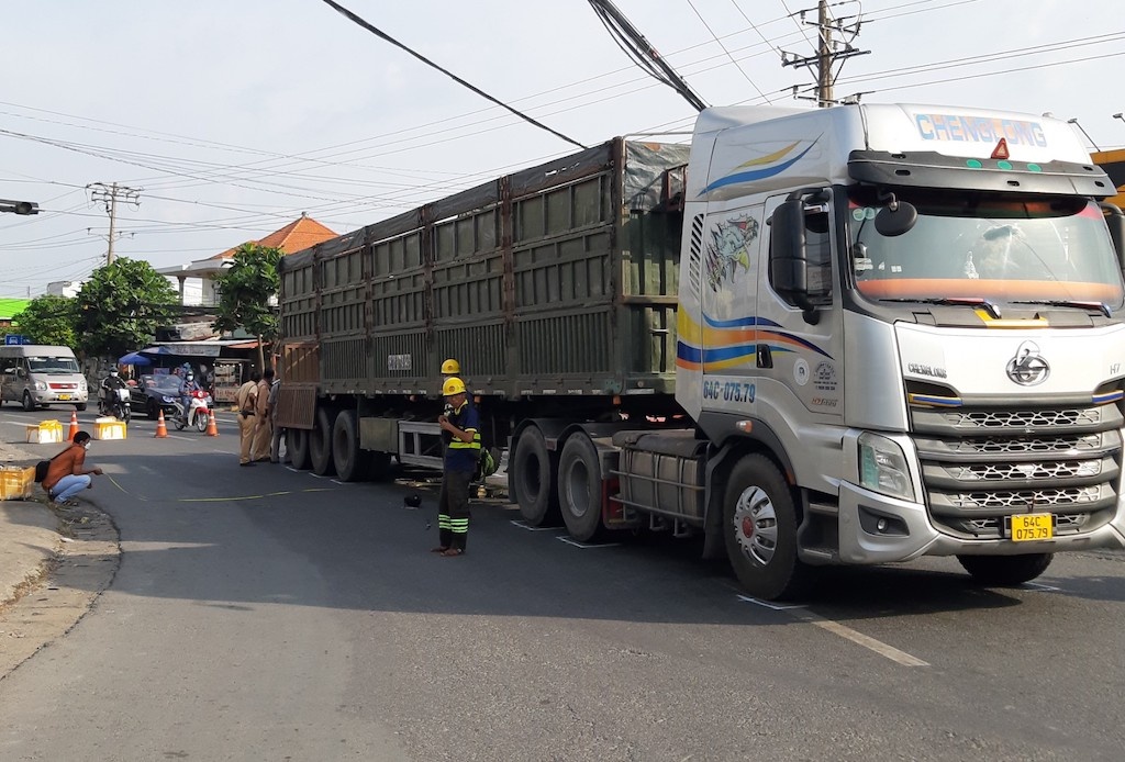 Bi xe container cuon vao gam, nam sinh tu vong tren duong den truong hinh anh