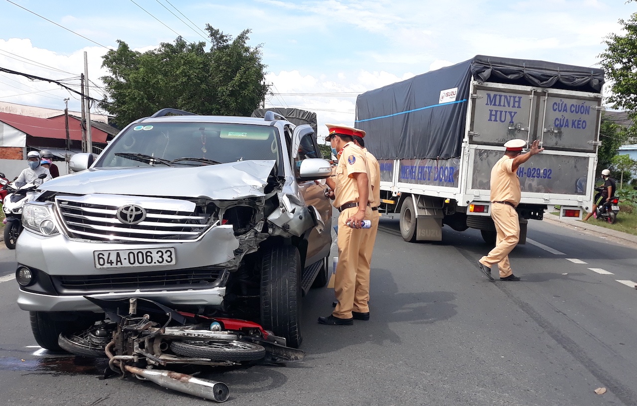 Nam thanh nien tu vong sau va cham voi oto tren quoc lo 53 hinh anh