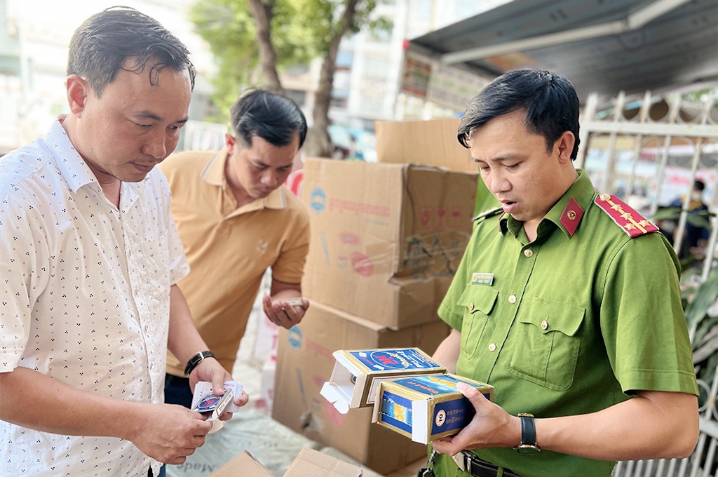 Phat hien kho nghi chua hang lau o An Giang hinh anh